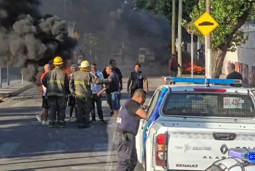 Los trabajadores quemaron gomas en varios sectores de Morón.