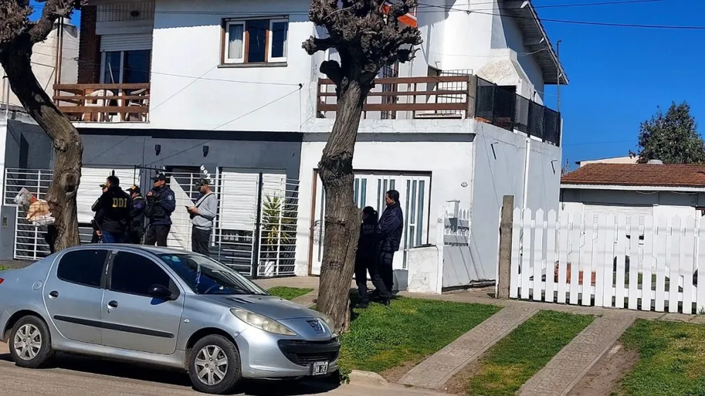 La Policía trabaja en la vivienda del hombre fallecido. (Infobrisas)