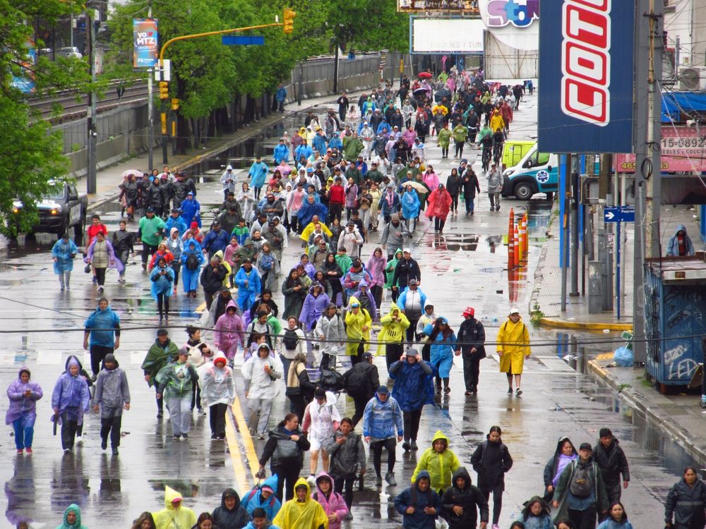 Los peregrinos que salieron hacia Luján no se amilanaron ante la lluvia.