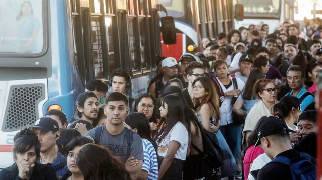 La reducción en la frecuencia de colectivos provoca largas filas.