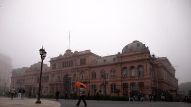La Casa Rosada es cubierta por una densa niebla. (Xinhua/Martín Zabala)
