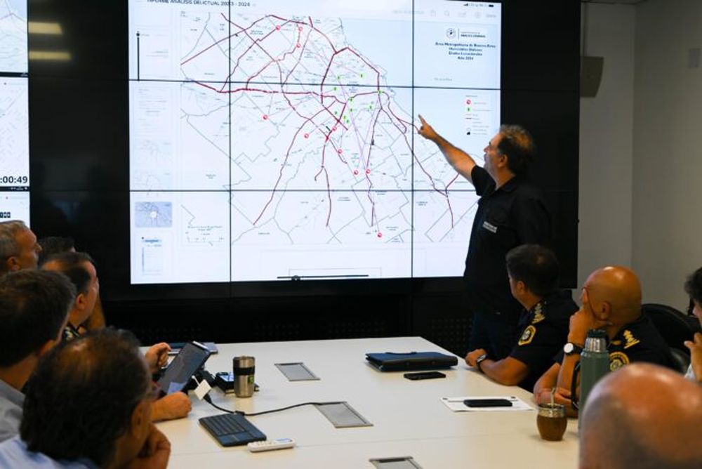 El ministro Alonso en una reunión por la inseguridad en el AMBA.