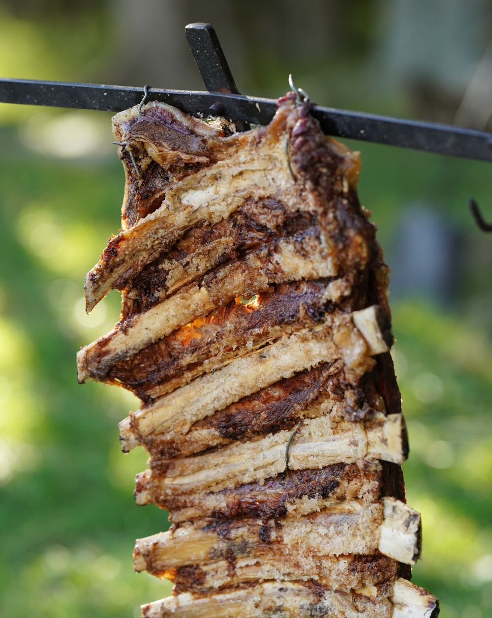 Asar un costillar puede demandar entre 4 y 5 horas. Asar un costillar puede demandar entre 4 y 5 horas.