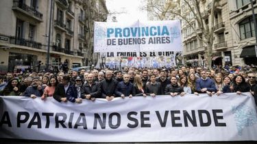 Diarios Bonaerenses | El gobernador Axel Kicillof se sumó a la protesta contra el veto a la ley de movilidad jubilatoria, que se realiza en inmediaciones de la Plaza de los Dos Congresos.