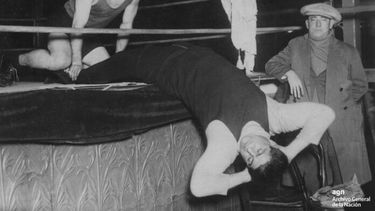 La curiosa forma de entrenar los abdominales del Toro de las pampas. (Archivo General de La Nación).