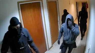 Imagen del ingreso de los boqueteros al edificio Torre Azul, en el puerto de Mar del Plata. (Cámara de seguridad)