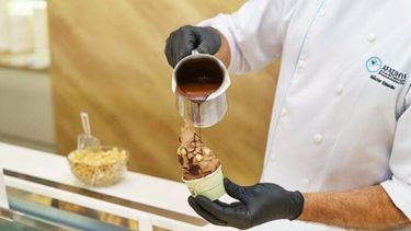 Aleluya, el sabor de helado artesanal dedicado al papa Francisco, consiste en una base de crema de avellanas con cacao, sembrada con chocolate amargo y avellanas naturales tostadas.