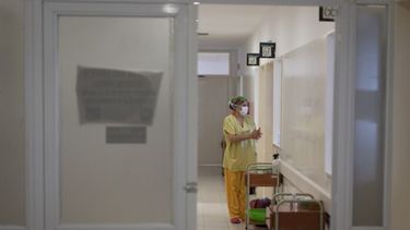 Un empleado de salud desinfectando sus manos con gel. (Agencia Xinhua)