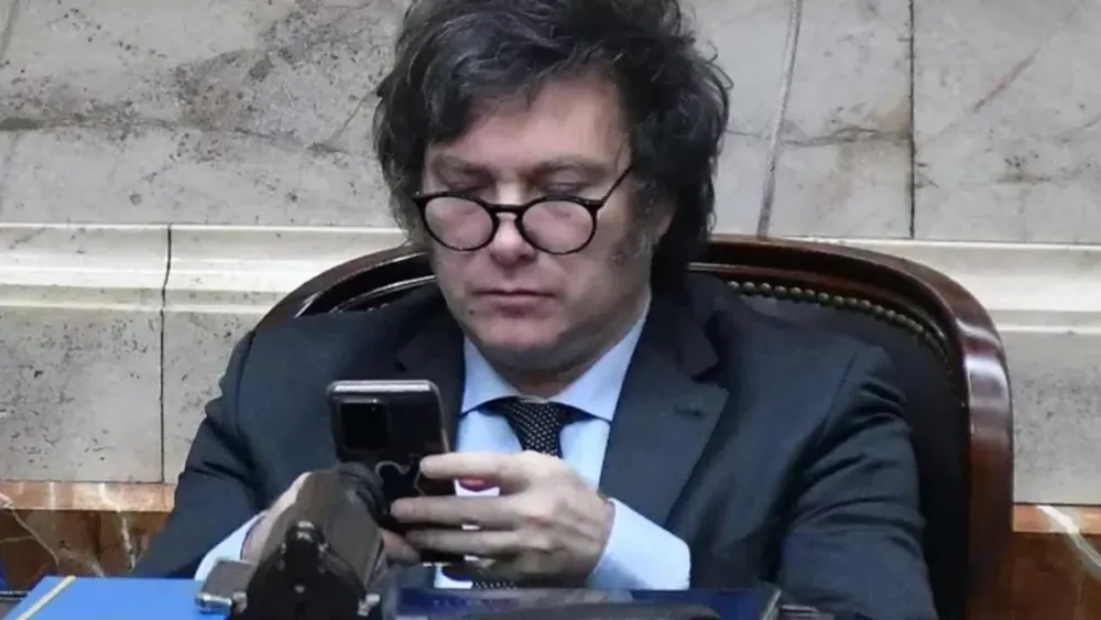 Milei con su teléfono. (Archivo/DIB)