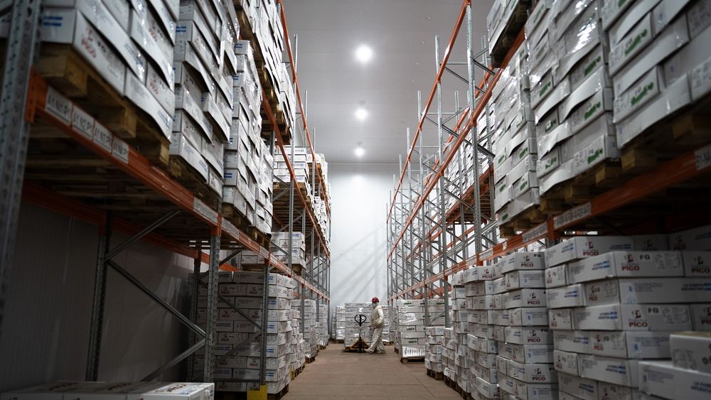 Un trabajador en un frigorífico. (Agencia Xinhua) Un trabajador en un frigorífico. (Agencia Xinhua)