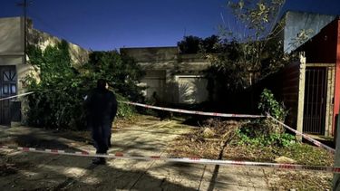 El cuerpo de una mujer que habría muerto en 2021 fue encontrado en su casa de Altos de San Lorenzo, en La Plata.