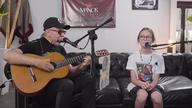 León Gieco cantó junto a Ian Moche la canción El Desembarco, en el marco del día de las personas con discapacidad. (Imagen de video)