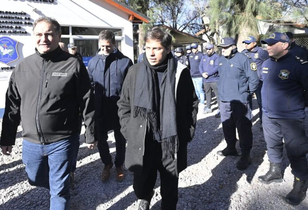 El ministro de Seguridad, Javier Alonso, junto al gobernador Axel Kicillof.