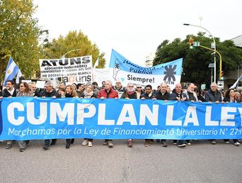 Una multitud marchó en Bahía Blanca en defensa de la educación pública. Una multitud marchó en Bahía Blanca en defensa de la educación pública.