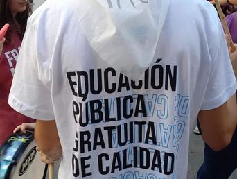 Alumnos y docentes universitarios salen a la calle en defensa de la educación pública. Alumnos y docentes universitarios salen a la calle en defensa de la educación pública.