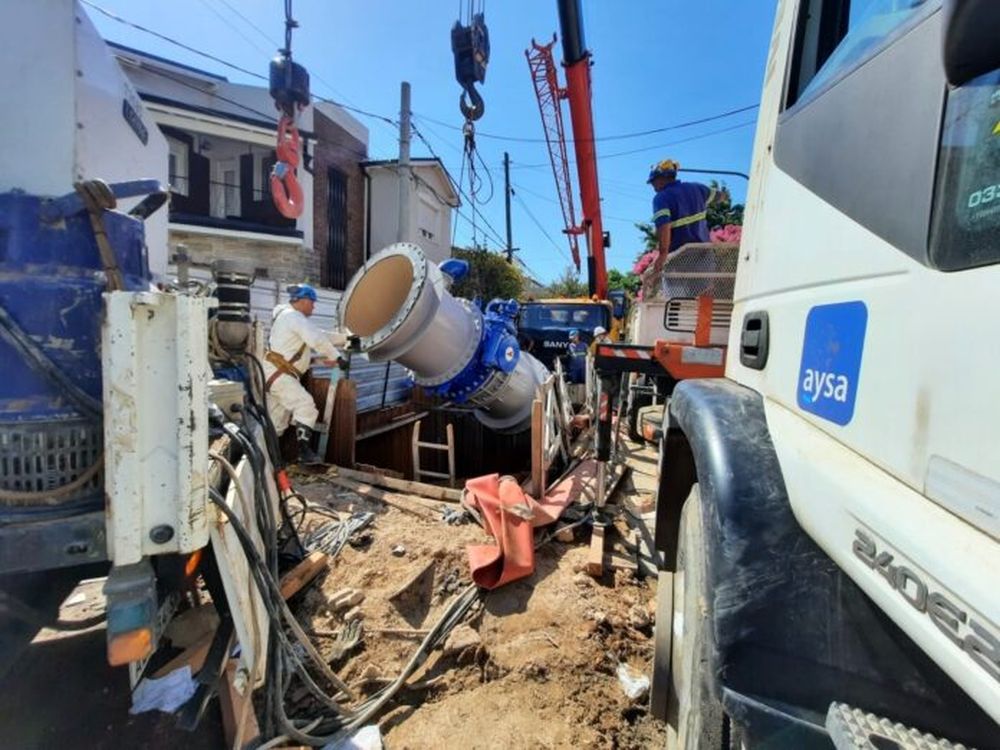 Obreros de Aysa trabajando.