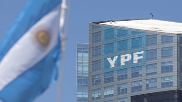 El edificio central de YPF. El edificio central de YPF.