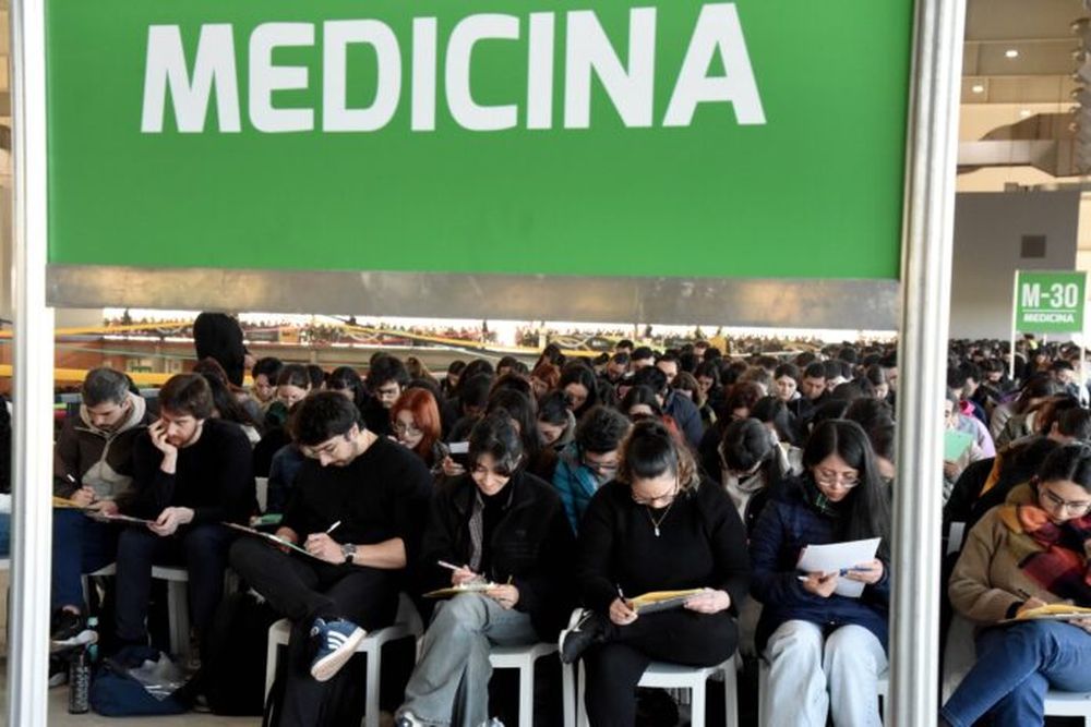 Médicos haciendo un examen de residencia.