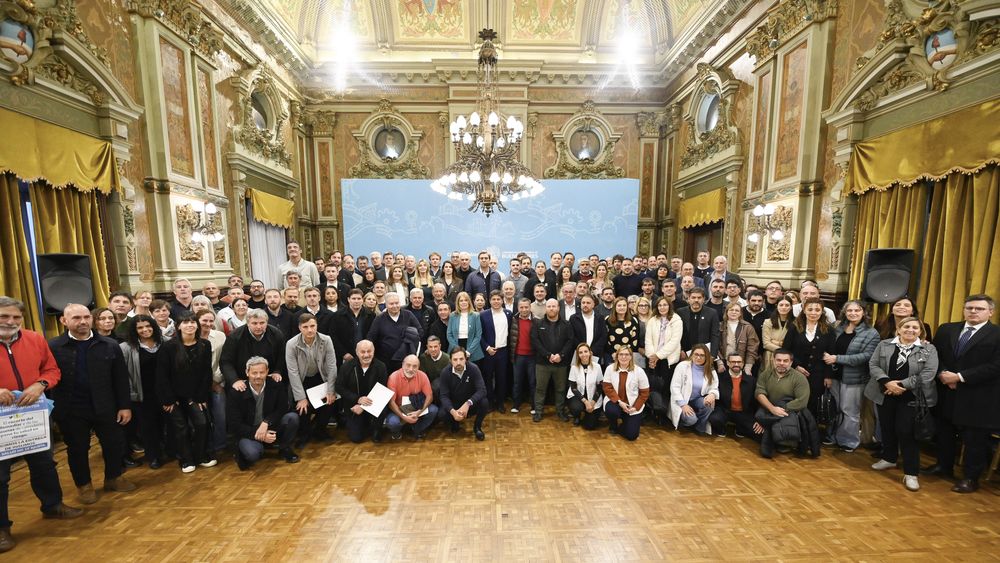 Kicillof con intendentes en el Salñon Dorado de la Gobernación.&nbsp;