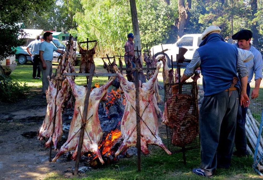Miles de kilos de carne -vacuna y ovina- se asan a la estaca en la Fiesta del Asado Pampeano. Miles de kilos de carne -vacuna y ovina- se asan a la estaca en la Fiesta del Asado Pampeano.