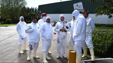 Un grupo de trabajadores de Granja Tres Arroyos.&nbsp;