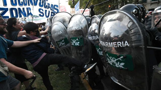 La gendarmería en la plaza de los Dos Congresos.