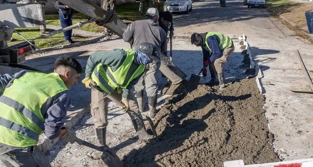 Luego de la primera colada de hormigón, empleados municipales empezaron con tareas de bacheo en el centro de la ciudad.