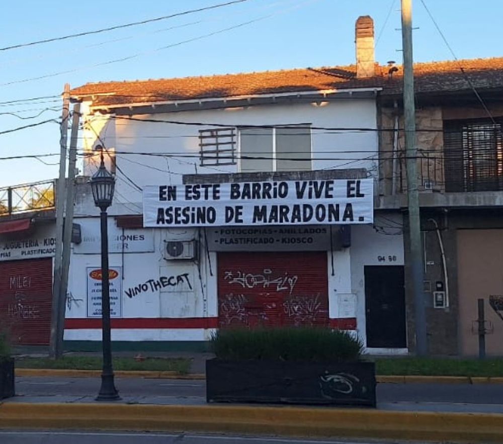 El pasacalle colgado en Almirante Brown, en el barrio donde vive Leopoldo Luque.