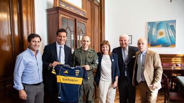 Abad con Gallo y los representantes de La Libertad Avanza.&nbsp;