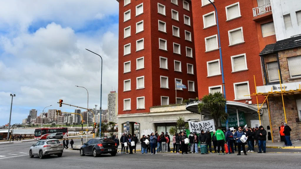 Los trabajadores vinculados a los hoteles Atlántida y Tierra del Fuego y a la farmacia del Iosfa en Mar del Plata conservarán sus fuentes laborales.