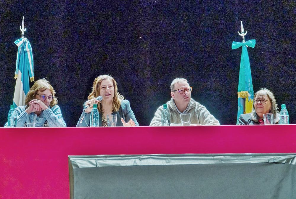 El primer panel contó con la presencia de la presidenta del Instituto Cultural, Florencia Saintout; la directora provincial de Patrimonio Cultural, Araceli Bellotta; la directora del Archivo, Alicia Sarno; y el periodista y escritor Hernán Brienza.&nbsp;