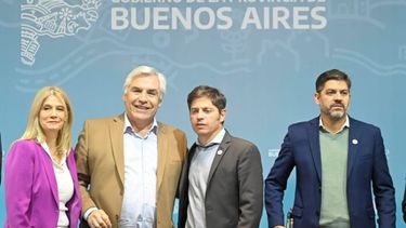 Gilberto Alegre junto a Axel Kicillof.