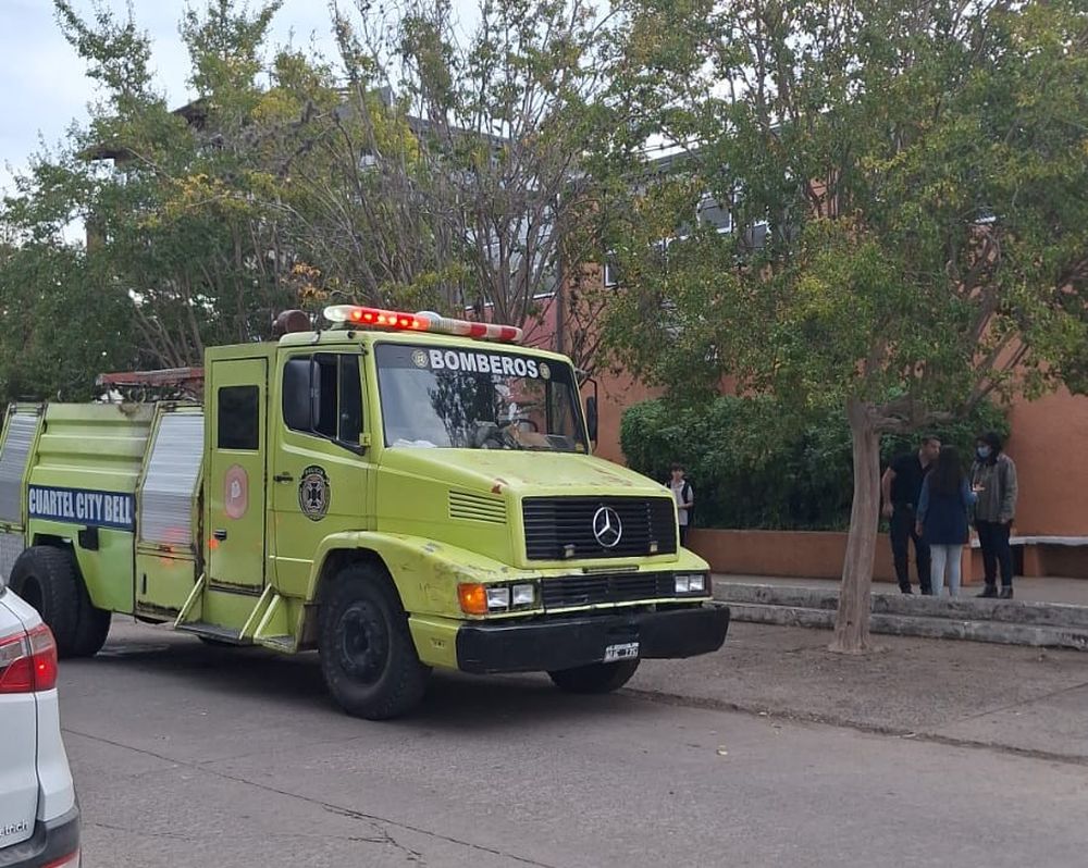 Los bomberos en la puerta de la escuela San Blas.&nbsp;