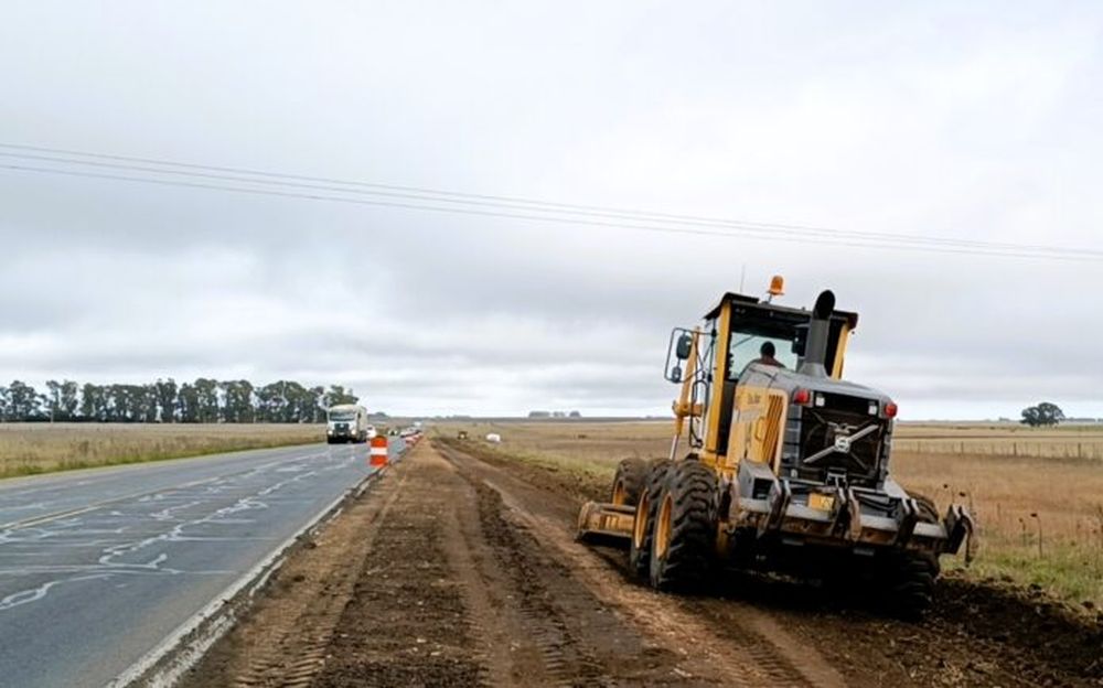 Una máquina trabajando en la ruta 3.