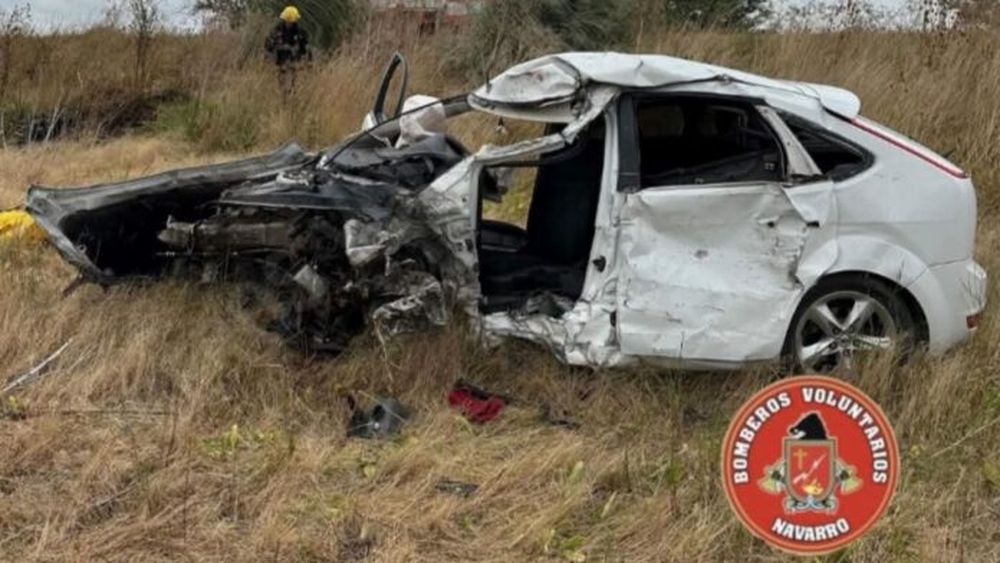 El auto en el que se desplazaba el hombre que asesinó a su pareja en Navarro. - Bomberos Navarro -