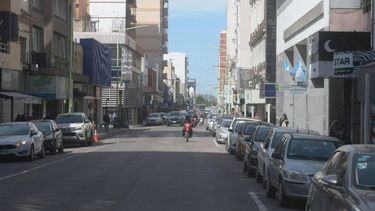 Una calle en Bahía Blanca en la que no se ve un solo árbol.