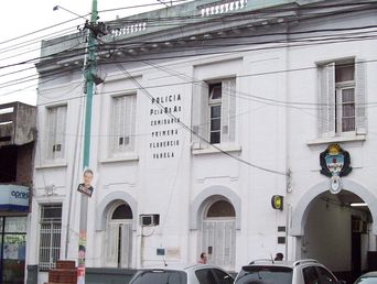 Policías fueron detenidos acusados por una presunta extorsión en Florencio Varela. Policías fueron detenidos acusados por una presunta extorsión en Florencio Varela.