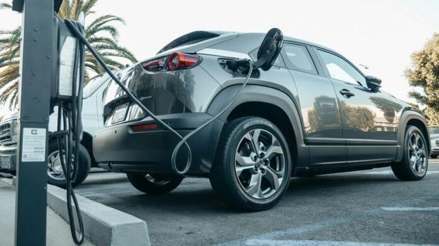 Los autos eléctricos en la mira. (Kindel Media / pexels.com)