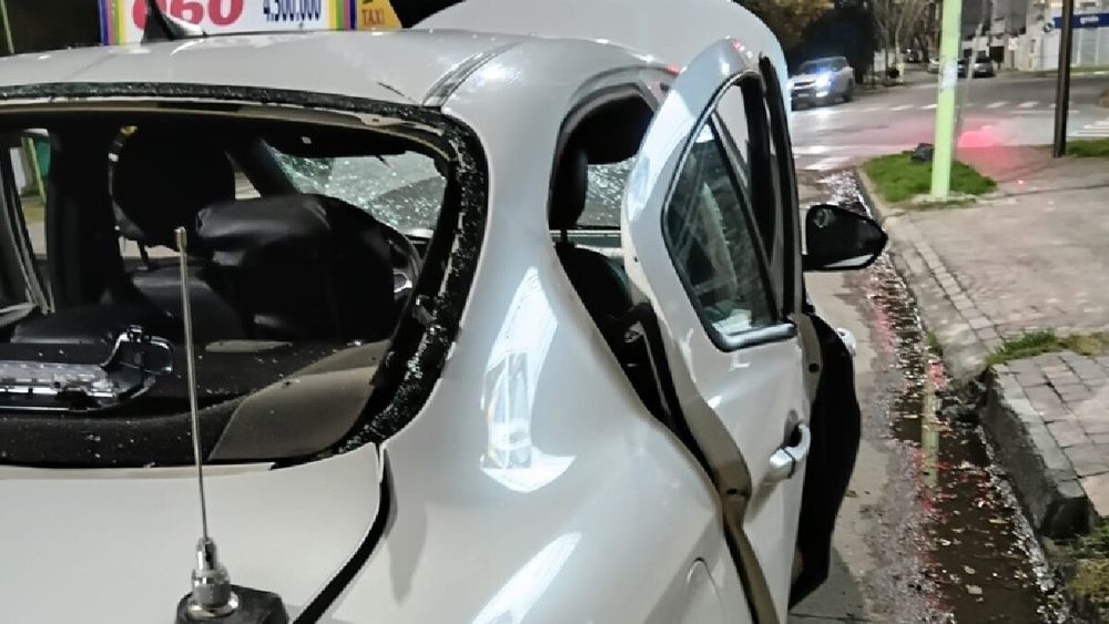 El auto que explotó en una esquina de Bahía Blanca. El auto que explotó en una esquina de Bahía Blanca.