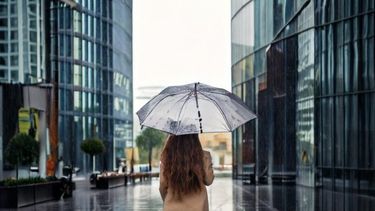 A preparar los paraguas. (Adobe Firefly)