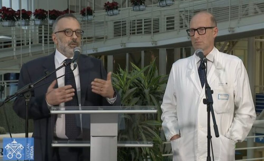 Luigi Carbone y Sergio Alfieri en una rueda de prensa en el Hospital Gemelli. (Vatican Media)