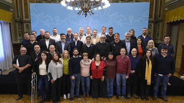 El gobernador Axel Kicillof junto a los representantes gremiales.&nbsp;