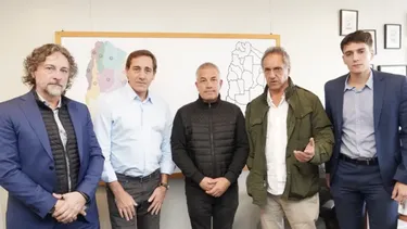 Cristian Fernández, presidente de Hernández, junto a Julio Garro y Daniel Scioli.
