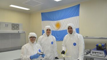 Los ingenieros de la UNLP en el laboratorio de desarrollo de satélites, un orgullo para el país. (Facultad de Ingeniería/UNLP)
