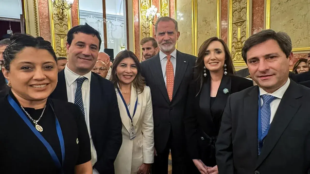 Abad y Villarruel junto al rey de España, Felipe VI.