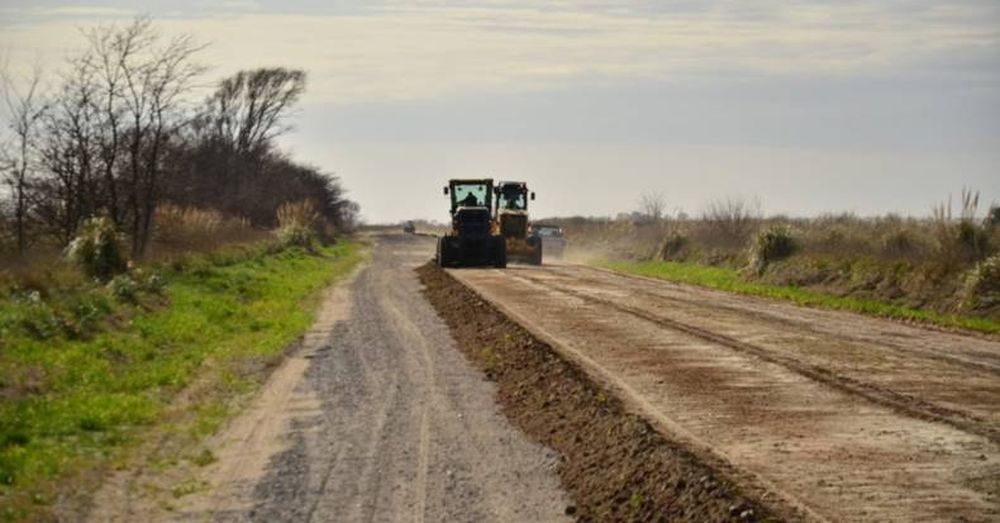 El camino rural que une Fortín Olavarría con Roosevelt tiene que ser constantemente reparado porque lo utilizan muchos vehículos pesados.