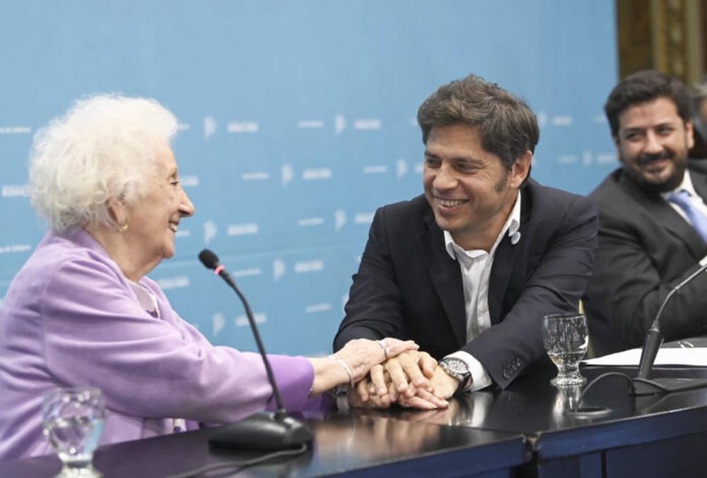 El gobernador bonaerense, Axel Kicillof, junto a la titular de Abuelas de Plaza de Mayo, Estela de Carlotto.