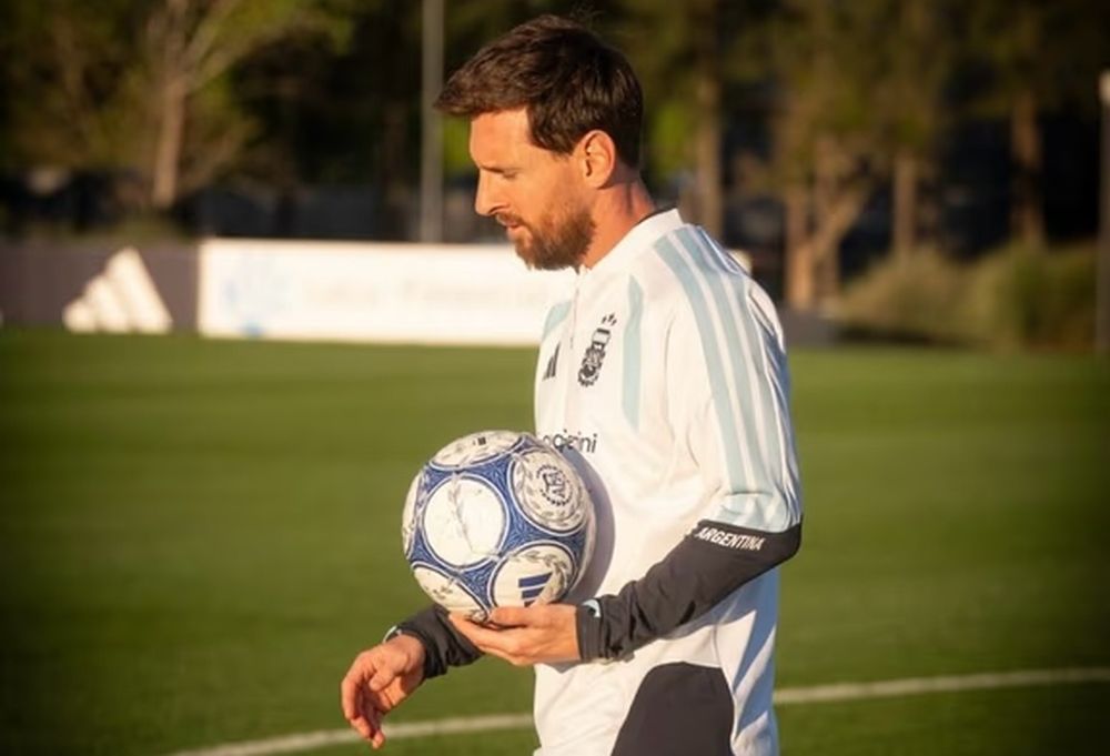 Messi, la Selección y la pelota. Siempre estarán juntos, como en la última práctica en Ezeiza, el lunes 5 de octubre.