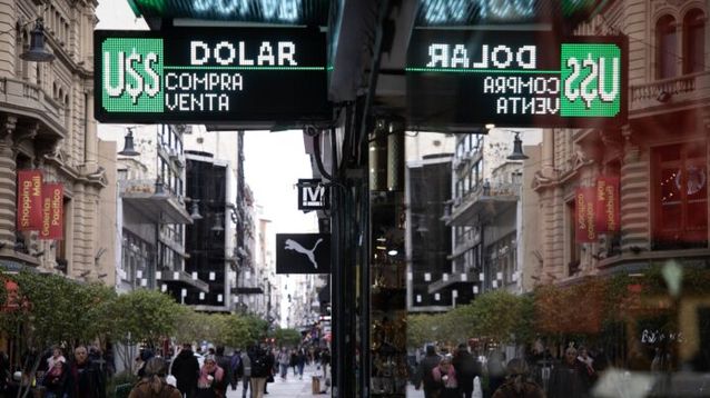 Personas caminan frente a un local de venta de divisas en Buenos Aires. (DIB/Archivo)