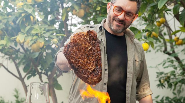 Juan Braceli y la carne asada, inseparables.